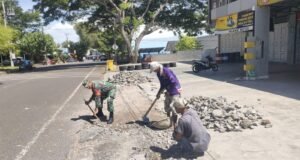 Babinsa Koramil 02/Sukakarya Bantu Pekerjaan Warga Renovasi Jalan di Gampong Kuta Ateuh, Dukung Kelancaran Akses Warga