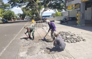 Babinsa Koramil 02/Sukakarya Bantu Pekerjaan Warga Renovasi Jalan di Gampong Kuta Ateuh, Dukung Kelancaran Akses Warga