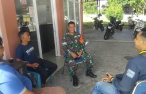 Babinsa Koramil 02/Sukakarya Laksanakan Komunikasi Sosial Dengan Ketua Pemuda dan Warga Untuk Pererat Hubungan dan Jaga Kekompakan