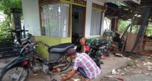 Wujudkan Rasa Kebersamaan di Wilayah Binaan, Babinsa Koramil 01/Sukajaya Bantu Warganya Rangkai Becak Barang
