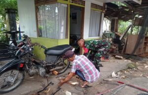 Wujudkan Rasa Kebersamaan di Wilayah Binaan, Babinsa Koramil 01/Sukajaya Bantu Warganya Rangkai Becak Barang