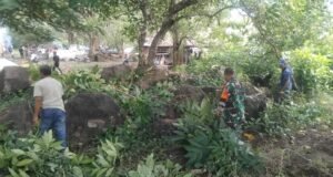 Babinsa Koramil 02/Sukakarya Kodim 0112/Sabang Bersama Warga Gampong Iboih Laksanakan Gotong Royong Jelang Kenduri Laot