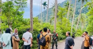 Babinsa Koramil 01/Sukajaya Dampingi Aparatur Gampong Cek Lahan Pertanian di Gampong Keuneukai