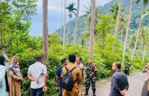 Babinsa Koramil 01/Sukajaya Dampingi Aparatur Gampong Cek Lahan Pertanian di Gampong Keuneukai