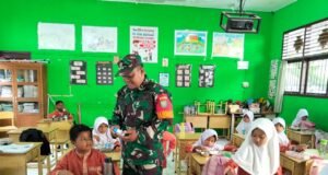 Babinsa Gampong Koramil 02/Sukakarya Dampingi Kegiatan Makan Bergizi Anak-Anak SDN 03 Sabang