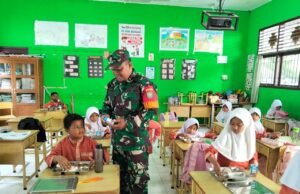 Babinsa Gampong Koramil 02/Sukakarya Dampingi Kegiatan Makan Bergizi Anak-Anak SDN 03 Sabang