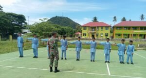 Babinsa Koramil 01/Sukajaya Latih PBB Murid SMPN 9 Cot Abeuk