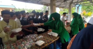 Sedekah Jumat Kodim 0112/Sabang, Berbagi Makanan Siap Saji Kepada Jamaah di Masjid Babul Muttaqin Cot Abeuk