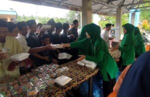 Sedekah Jumat Kodim 0112/Sabang, Berbagi Makanan Siap Saji Kepada Jamaah di Masjid Babul Muttaqin Cot Abeuk