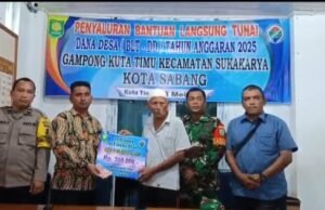 Babinsa Koramil 02/Sukakarya Dampingi Kegiatan Pembagian BLT Untuk Warga Kurang Mampu