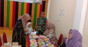 Babinsa Koramil 01/Sukajaya Dampingi Kegiatan Pemberian Makanan Tambahan bagi Anak Stunting di Gampong Balohan