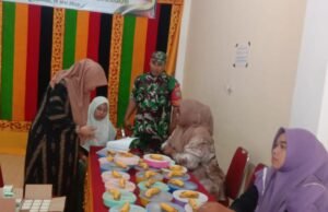 Babinsa Koramil 01/Sukajaya Dampingi Kegiatan Pemberian Makanan Tambahan bagi Anak Stunting di Gampong Balohan