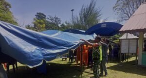 Babinsa Koramil 01/Sukajaya Bersama Warga Gotong Royong Bantu Persiapan Hajatan Warga di Gampong Paya