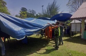 Babinsa Koramil 01/Sukajaya Bersama Warga Gotong Royong Bantu Persiapan Hajatan Warga di Gampong Paya