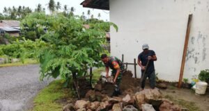 Babinsa Koramil 02/Sukakarya Bantu Warga Binaan Bangun Pondasi Rumah