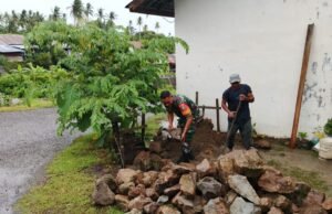 Babinsa Koramil 02/Sukakarya Bantu Warga Binaan Bangun Pondasi Rumah
