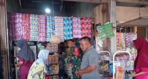 Babinsa Koramil 01/Sukajaya Laksanakan Pengecekan Harga Sembako di Gampong Keuneukai