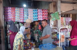 Babinsa Koramil 01/Sukajaya Laksanakan Pengecekan Harga Sembako di Gampong Keuneukai
