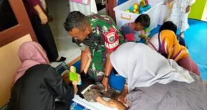 Babinsa Koramil 02/Sukakarya Dampingi dan Bantu Kegiatan Posyandu di Gampong Krueng Raya
