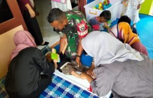 Babinsa Koramil 02/Sukakarya Dampingi dan Bantu Kegiatan Posyandu di Gampong Krueng Raya