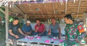 Babinsa Koramil 01/Sukajaya Laksanakan Komsos dengan Warga untuk Pererat Hubungan dan Pantau Kondisi Wilayah