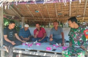 Babinsa Koramil 01/Sukajaya Laksanakan Komsos dengan Warga untuk Pererat Hubungan dan Pantau Kondisi Wilayah