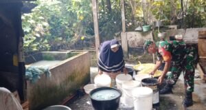 Babinsa Koramil 02/Sukakarya Bantu Warga Binaan dalam Proses Pembuatan Tahu