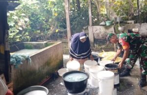 Babinsa Koramil 02/Sukakarya Bantu Warga Binaan dalam Proses Pembuatan Tahu