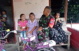 Liburan Sekolah, Babinsa Keuneukai Ajak Anak-Anak Tetap Semangat Belajar Sambil Bermain