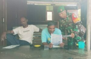 Pererat Silaturahmi, Babinsa Koramil 01/Sukajaya Jalin Komunikasi Sosial dengan Warga