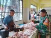 Babinsa Gampong Kuta Barat Pantau Harga Ayam Potong, Pastikan Stabilitas Terjaga