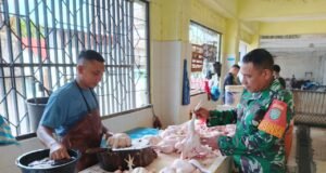 Babinsa Gampong Kuta Barat Pantau Harga Ayam Potong, Pastikan Stabilitas Terjaga