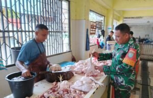 Babinsa Gampong Kuta Barat Pantau Harga Ayam Potong, Pastikan Stabilitas Terjaga