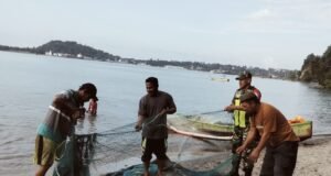 Peduli Warga Binaan, Babinsa Koramil 02/Sukakarya Bantu Nelayan Perbaiki Jaring Robek di Krueng Raya