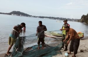 Peduli Warga Binaan, Babinsa Koramil 02/Sukakarya Bantu Nelayan Perbaiki Jaring Robek di Krueng Raya