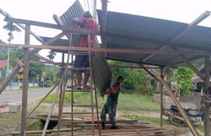 Babinsa Koramil 01/Sukajaya Bantu Warga Bangun Kedai, Pererat Hubungan TNI-Rakyat