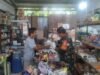 Babinsa Koramil 02/Sukakarya Lakukan Pengecekan Harga Sembako di Gampong Iboh, Pastikan Stabilitas Harga dan Ketersediaan Stok