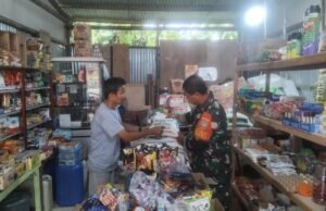 Babinsa Koramil 02/Sukakarya Lakukan Pengecekan Harga Sembako di Gampong Iboh, Pastikan Stabilitas Harga dan Ketersediaan Stok