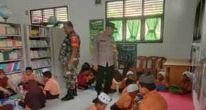 Babinsa Koramil 01/Sukajaya Bersama Bhabinkamtibmas Monitor Pelaksanaan Makan Bersama Makanan Bergizi Sehat di Sekolah MIS