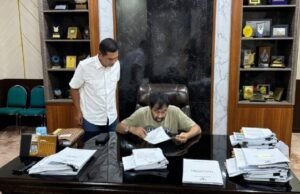 Tiba di Banda Aceh, Mualem Langsung Bekerja Hingga Larut Malam