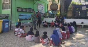 Babinsa Koramil 01/Sukakarya Berikan Semangat dan Arahan kepada Siswa-Siswi SDN 1 Sabang dalam Latihan Karate