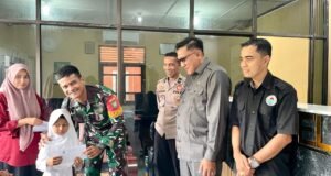 Babinsa Koramil 01/Sukajaya dan Bhabinkamtibmas Dampingi Perangkat Desa Salurkan Bantuan kepada Anak Yatim