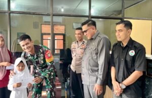 Babinsa Koramil 01/Sukajaya dan Bhabinkamtibmas Dampingi Perangkat Desa Salurkan Bantuan kepada Anak Yatim