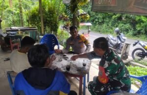 Babinsa Koramil 02/Sukakarya Jalin Komunikasi Sosial dengan Warga untuk Perkuat Kemanunggalan TNI-Rakyat