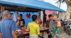 Babinsa Koramil 02/Sukakarya dan Bhabinkamtibmas Pantau Harga Daging di Hari Meugang Jelang Idul Adha 1446 H