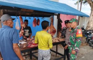 Babinsa Koramil 02/Sukakarya dan Bhabinkamtibmas Pantau Harga Daging di Hari Meugang Jelang Idul Adha 1446 H