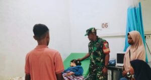 Babinsa Koramil 02/Sukakarya Jenguk Warga Yang Dirawat Akibat Kecelakaan