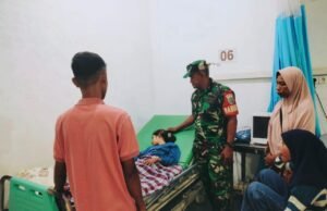 Babinsa Koramil 02/Sukakarya Jenguk Warga Yang Dirawat Akibat Kecelakaan