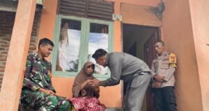 Babinsa dan Bhabinkamtibmas Dampingi Pj. Keuchik Anoi Itam Salurkan Santunan kepada Warga Sakit Menahun