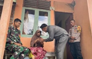 Babinsa dan Bhabinkamtibmas Dampingi Pj. Keuchik Anoi Itam Salurkan Santunan kepada Warga Sakit Menahun